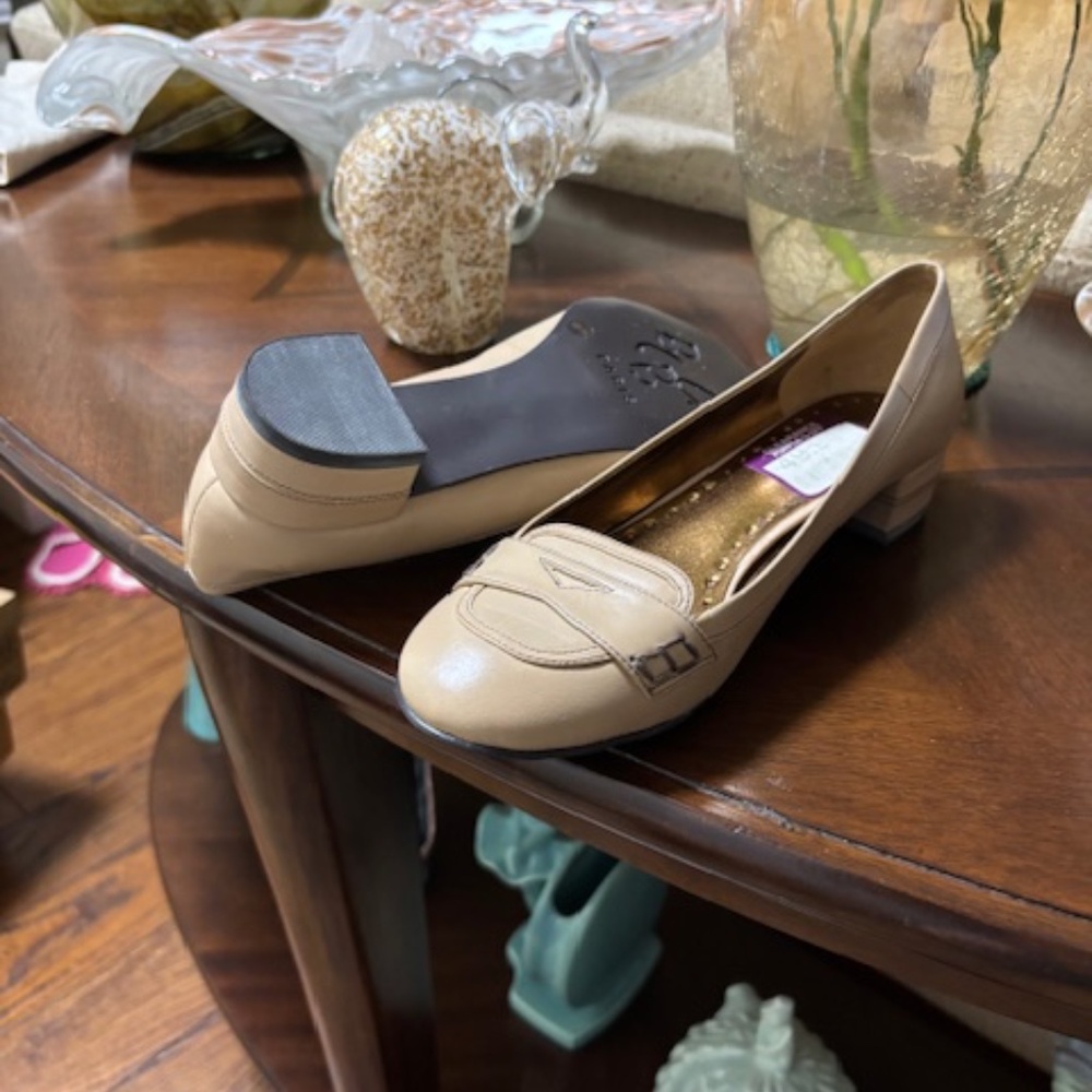 Brand New Beige BCBG Leather Shoes Size 6